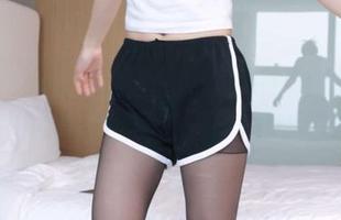 BoBoSocks袜啵啵 – 熊熊的最新力作：美图中的棉袜，别有一番踩脏风景呢。