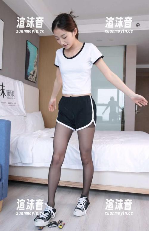 BoBoSocks袜啵啵 - 熊熊的最新力作：美图中的棉袜，别有一番踩脏风景呢。