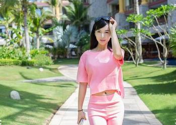 TuiGirl推女郎 – 这照片是魔法吗？陆瓷的白丝让人遐想，能不能也让我换个颜色？
