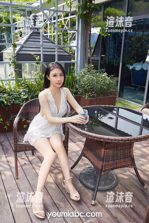 YouMi尤蜜荟 - 向小圆开启的吊带写真：精选中的小任性