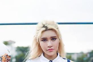 YouWu尤物馆 – 空姐原图里的孟狐狸FoxYini，居然有种与日常不一样的调调。