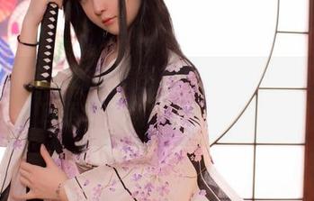 在一小央泽的高清图库里，乌鸦少女与我耳语，满满的窃窃私语…