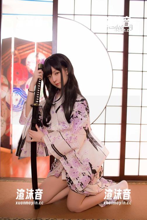 在一小央泽的高清图库里，乌鸦少女与我耳语，满满的窃窃私语…