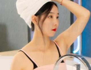 丽柜 – 小戈的丝袜写真：画面美好，想法复杂！