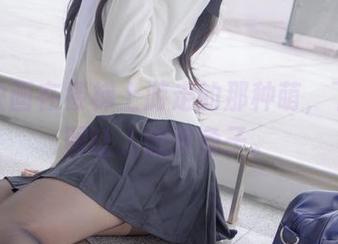 兔玩映画在楼梯上游走的那种萌，下载美图让人想养兔子。