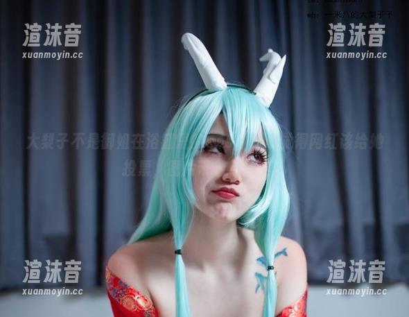 大梨子不是御姐在浴缸里的cos，真心觉得网红该给她投票，图片带着点俏皮。