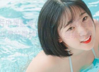 在图片中观察姜仁卿(강인경)的连衣裙：随性与优雅的微妙平衡！（继续看着，觉得棒）