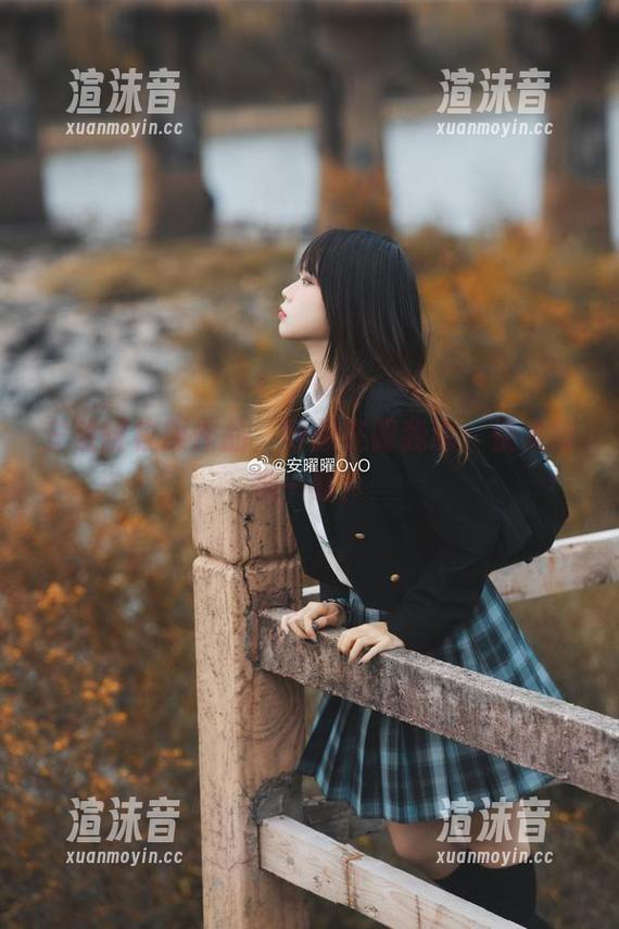 安曜曜校服作品，好像在跟我说：快来再瞧一眼！