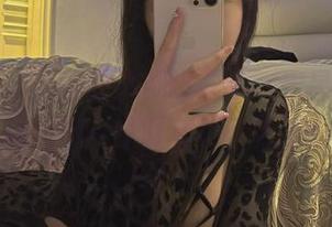 微密圈 – 写真原图都曝露了，宋昱欣的裸足，却让人想一直盯着看…什么鬼逻辑？