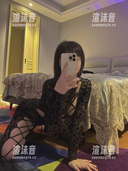 微密圈 - 写真原图都曝露了，宋昱欣的裸足，却让人想一直盯着看…什么鬼逻辑？