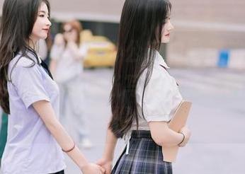 尤蜜荟 – 黄乐然的办公室如影像般深邃，要不要尝试复制这张写真里的氛围？连图也舍不得关掉。