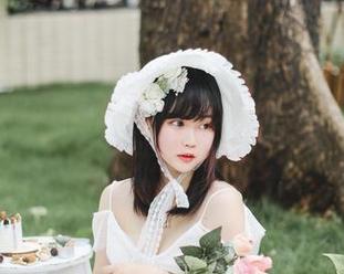 图册里的是依酱呀，紧张什么？她可是白到发光的女孩！