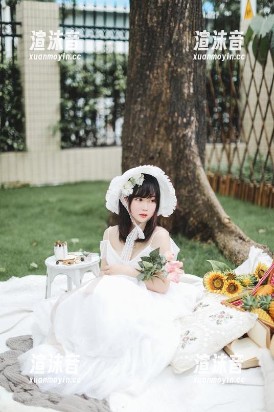 图册里的是依酱呀，紧张什么？她可是白到发光的女孩！