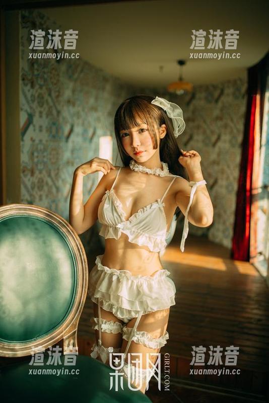果团网 - 走神了，王语纯的白色原图已经让我沉醉，作品中的每一寸都让我想再烦恼一会儿。