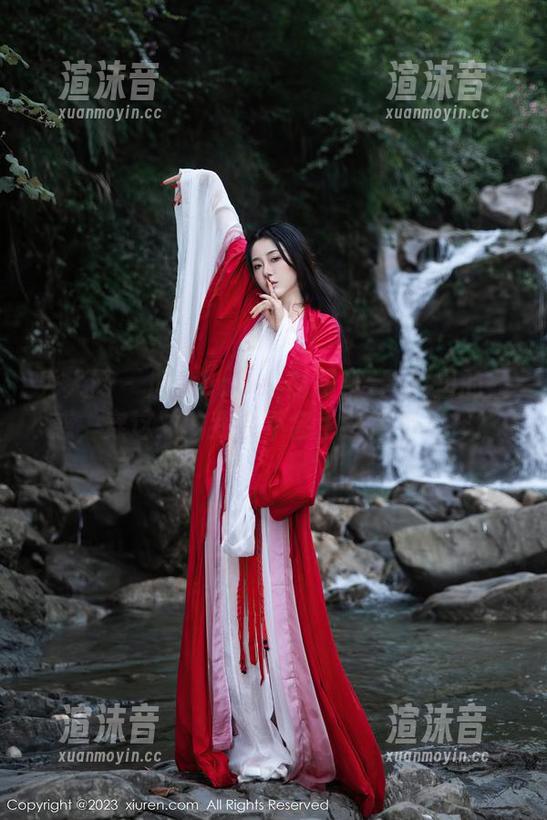 秀人网 - 加朵babe+高跟鞋=图包里的疑惑，穿这双的我会不会也变得不一样？