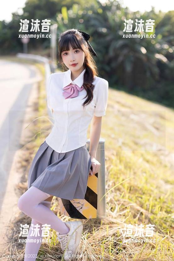 秀人网 - 周波儿带来的学妹高清写真，完美捕捉那种‘我就在书堆里等你’的气息。