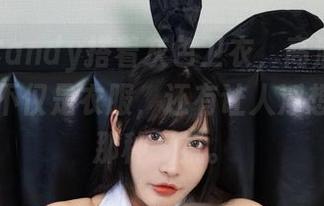 糖果果Candy搭着灰色卫衣，高清原图里播放的不仅是衣服，还有让人浮想联翩的那种气氛。