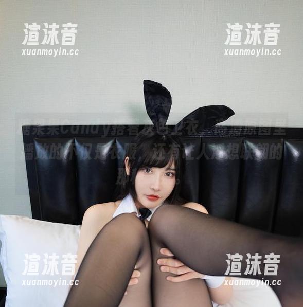 糖果果Candy搭着灰色卫衣，高清原图里播放的不仅是衣服，还有让人浮想联翩的那种气氛。