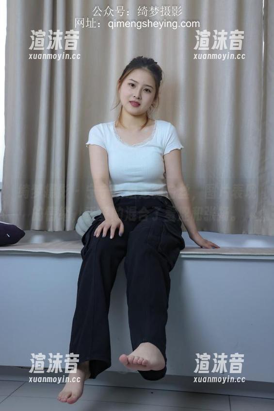 绮梦摄影 - 宁宁这组定制白丝，图片表现的情绪，妥妥的混合了羞涩和张扬。