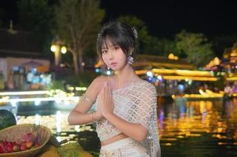 翻开萌芽儿o0的图册，眼镜的COS搭配让我乐得前仰后合，找不到北！