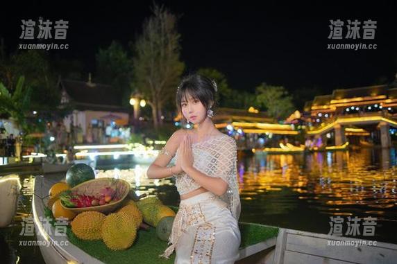 翻开萌芽儿o0的图册，眼镜的COS搭配让我乐得前仰后合，找不到北！