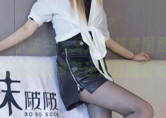 袜啵啵 – 小沫今天又发女孩套图更新，是挑战我们的审美还是直接戳心？