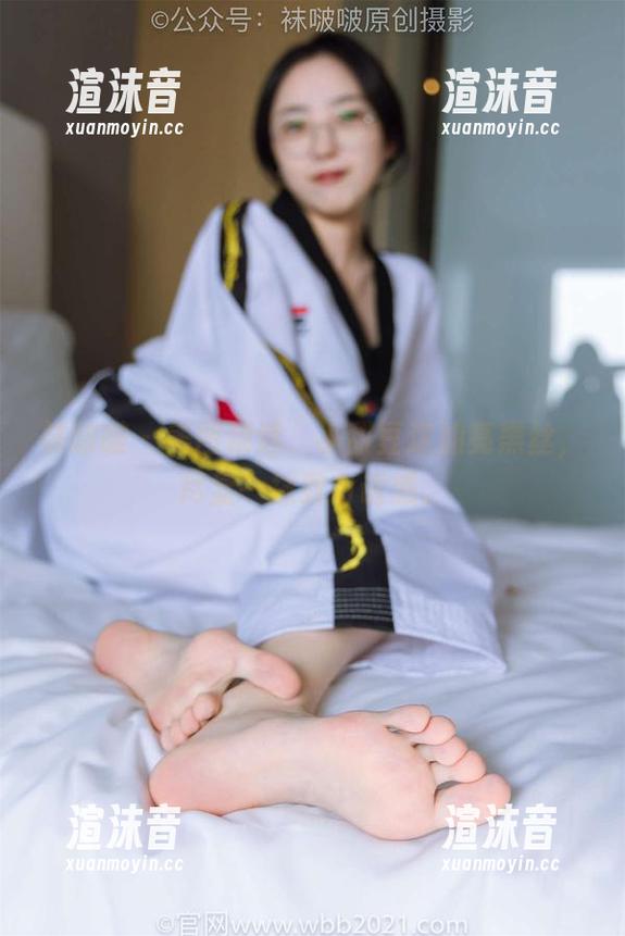 袜啵啵 - 美图精选，小甜豆这油亮黑丝，尽显一抹致命诱惑。