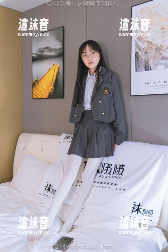袜啵啵 - 面对甜甜圈的丝袜和裸足，美图正在请求下载中…