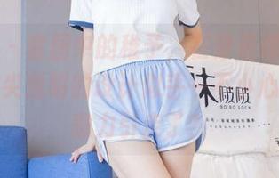 袜啵啵 – 套图中的稚予，在穿着超薄黑丝时，脚尖透明的设计似乎一不小心就把注意力引走了？