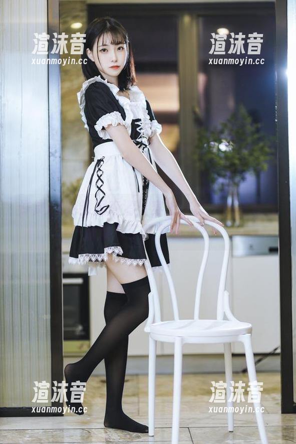 许岚LAN制服高清：穿上这套，似乎连气质都升了几个档次？
