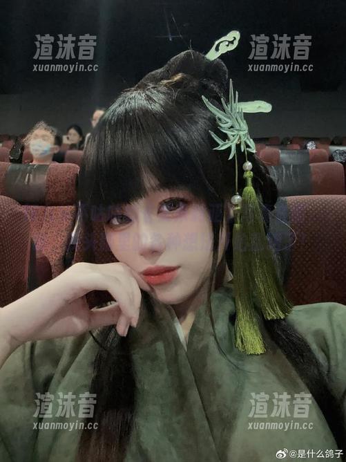 阿九从不咕咕的《艾米莉亚》写真套图，诶，我头脑里的各种想法开始乱跑了！