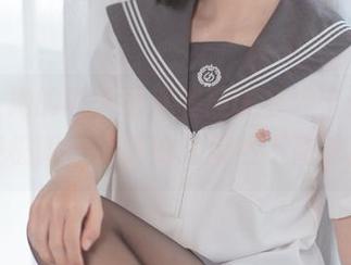 小心，她的斯卡蒂泳装美图会冲击你的审美极限，面饼仙儿果然不简单。