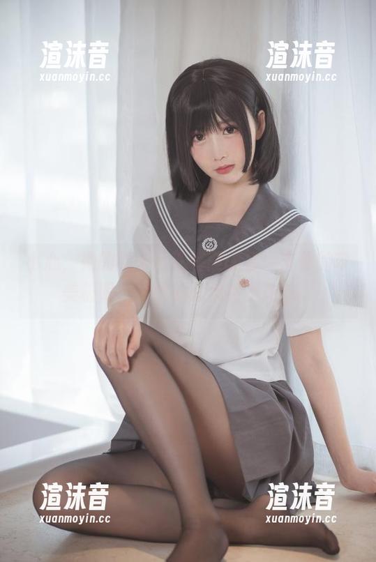 小心，她的斯卡蒂泳装美图会冲击你的审美极限，面饼仙儿果然不简单。