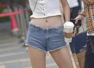 魔镜街拍 – 销售主管婷婷：从工作小白到粉裙女王的图库分享
