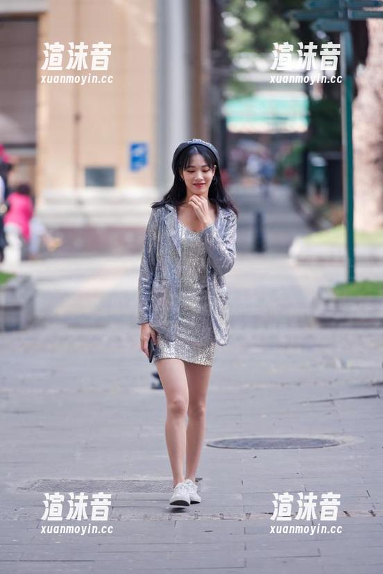 魔镜街拍 魔镜街拍,在线美图目录,看这位天桥上的小姐姐为何这么迷人?