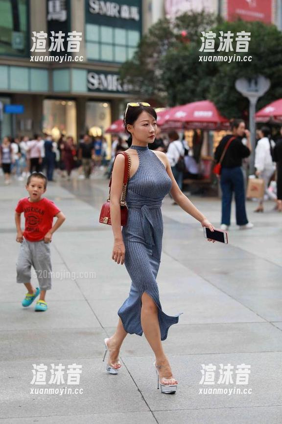 魔镜街拍：滑板热裤小妹的冒险，高清让每一刀都分外清晰