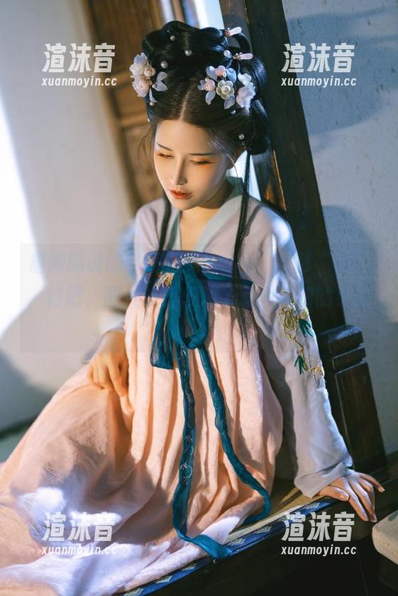 詹姆斯说的“鹿八岁baby”定制“绫”，好吧，图片让我想起了那个流浪的小猫咪。